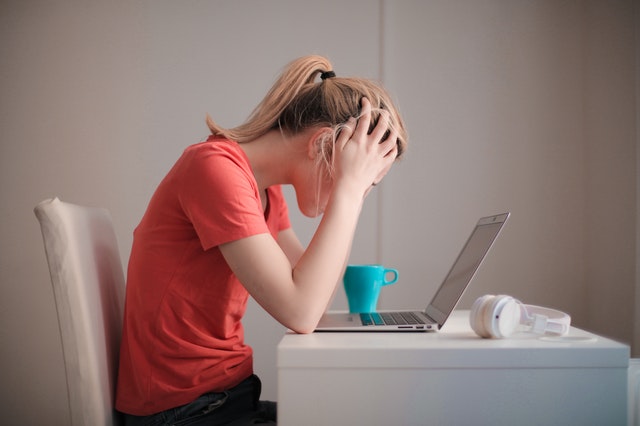A woman finding it difficult to concentrate at work due to holiday blues